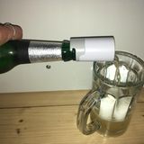 Das Bier wird wie gewöhnlich ins Glas gegossen