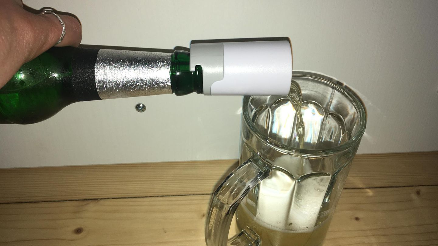 Das Bier wird wie gewöhnlich ins Glas gegossen