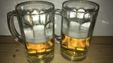 Das Ergebnis: Im linken Glas befindet sich das Bier ohne Taste Hero, im rechten Glas mit Taste Hero. Rein optisch betrachtet ist die Schaumkrone durch den Flaschenaufsatz rechts etwas schöner geworden. Aber schmeckt man den Unterschied auch? Die Antwort lautet: ja! Wir waren selbst ein wenig überrascht, dass das Pils mit dem Taste Hero wirklich etwas milder im Abgang und angenehmer zu trinken ist. Unser Fazit lautet daher: Der Taste Hero hält, was er verspricht. Allerdings mussten wir uns dennoch die Frage stellen, ob das nach dem dritten Bier wirklich noch wichtig ist oder der Unterschied mit zunehmendem Alkoholpegel am Ende nicht doch in den Hintergrund rutscht. 