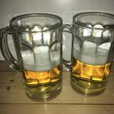 Das Ergebnis: Im linken Glas befindet sich das Bier ohne Taste Hero, im rechten Glas mit Taste Hero. Rein optisch betrachtet ist die Schaumkrone durch den Flaschenaufsatz rechts etwas schöner geworden. Aber schmeckt man den Unterschied auch? Die Antwort lautet: ja! Wir waren selbst ein wenig überrascht, dass das Pils mit dem Taste Hero wirklich etwas milder im Abgang und angenehmer zu trinken ist. Unser Fazit lautet daher: Der Taste Hero hält, was er verspricht. Allerdings mussten wir uns dennoch die Frage stellen, ob das nach dem dritten Bier wirklich noch wichtig ist oder der Unterschied mit zunehmendem Alkoholpegel am Ende nicht doch in den Hintergrund rutscht. 