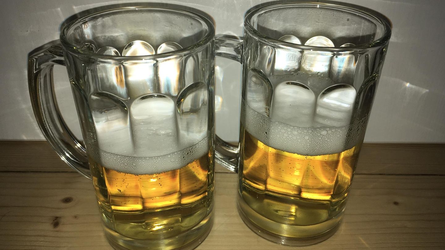 Flaschenaufsatz im Test: Das Ergebnis: Im linken Glas befindet sich das Bier ohne Taste Hero, im rechten Glas mit Taste Hero. Rein optisch betrachtet ist die Schaumkrone durch den Flaschenaufsatz rechts etwas schöner geworden. Aber schmeckt man den Unterschied auch? Die Antwort lautet: ja! Wir waren selbst ein wenig überrascht, dass das Pils mit dem Taste Hero wirklich etwas milder im Abgang und angenehmer zu trinken ist. Unser Fazit lautet daher: Der Taste Hero hält, was er verspricht. Allerdings mussten wir uns dennoch die Frage stellen, ob das nach dem dritten Bier wirklich noch wichtig ist oder der Unterschied mit zunehmendem Alkoholpegel am Ende nicht doch in den Hintergrund rutscht. Das Ergebnis: Im linken Glas befindet sich das Bier ohne Taste Hero, im rechten Glas mit Taste Hero. Rein optisch betrachtet ist die Schaumkrone durch den Flaschenaufsatz rechts etwas schöner geworden. Aber schmeckt man den Unterschied auch? Die Antwort lautet: ja! Wir waren selbst ein wenig überrascht, dass das Pils mit dem Taste Hero wirklich etwas milder im Abgang und angenehmer zu trinken ist. Unser Fazit lautet daher: Der Taste Hero hält, was er verspricht. Allerdings mussten wir uns dennoch die Frage stellen, ob das nach dem dritten Bier wirklich noch wichtig ist oder der Unterschied mit zunehmendem Alkoholpegel am Ende nicht doch in den Hintergrund rutscht.