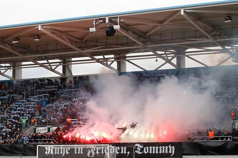 Chemnitzer Anhänger zünden Pyros während der Trauerfeier für den Neonazi Thomas Haller im Stadion an der Gellertstraße