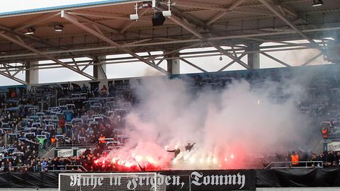 Chemnitzer Anhänger zünden Pyros während der Trauerfeier für den Neonazi Thomas Haller im Stadion an der Gellertstraße