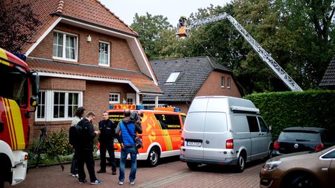 Die Leiche wurde mit Hilfe der Feuerwehr über das geöffnete Dach des Zweifamilienhauses in Hannover geborgen