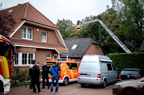 Die Leiche wurde mit Hilfe der Feuerwehr über das geöffnete Dach des Zweifamilienhauses in Hannover geborgen