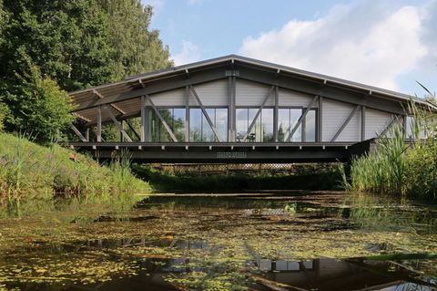 Das Brückenhaus fügt sich trotz seines modernen Aussehens in die Landschaft.