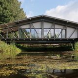 Das Brückenhaus fügt sich trotz seines modernen Aussehens in die Landschaft.