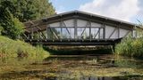 Das Brückenhaus fügt sich trotz seines modernen Aussehens in die Landschaft.
