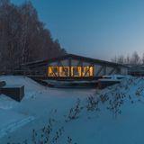 Das Haus "hängt" unter dem Bogen des Dachbogens.