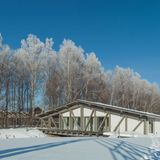 Im winterlichen Schnee scheint das Gebäude zu "verschwinden."