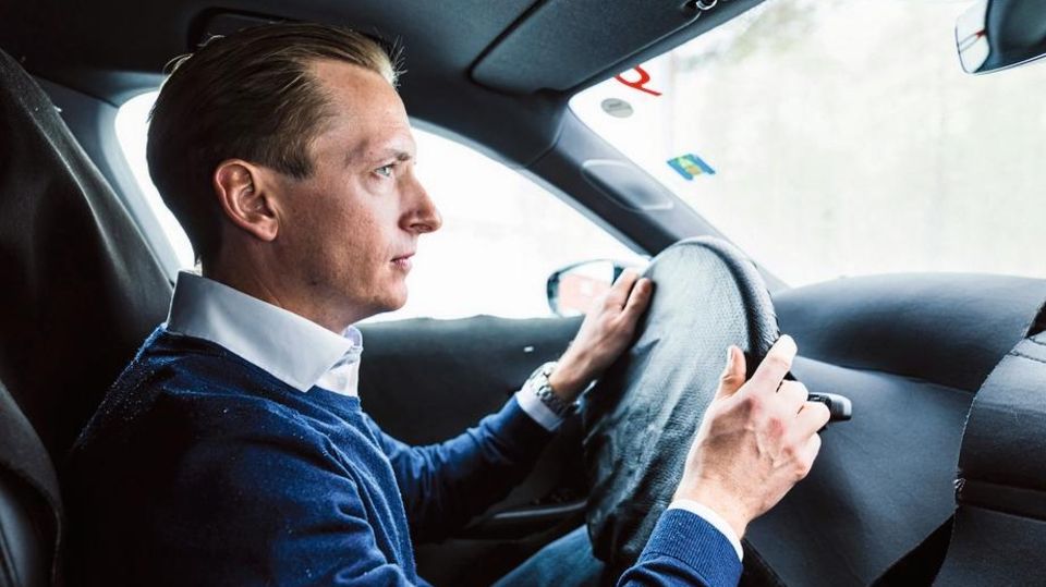 21.03.2019, Arjeplog, Schweden: Porsche testet im Norden Schwedens ihr erstes rein elektrisches Auto, den Taycan. Die Ingenieure kümmern sich dabei vor allem um Dinge wie die Stabilitätskontrolle, Traktionskontrolle, Temperaturregelung, Reifen und Rekup... Bernd Propfe, einer der verantwortlichen Ingenieure, im verkleideten Cockpit