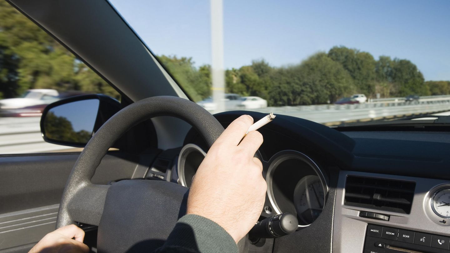 Staaten wie Großbritannien, Italien, Griechenland oder Frankreich, Südafrika und Australien haben bereits Rauchverbote in Autos eingeführt, wenn Minderjährige mitfahren