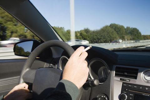 Staaten wie Großbritannien, Italien, Griechenland oder Frankreich, Südafrika und Australien haben bereits Rauchverbote in Autos eingeführt, wenn Minderjährige mitfahren