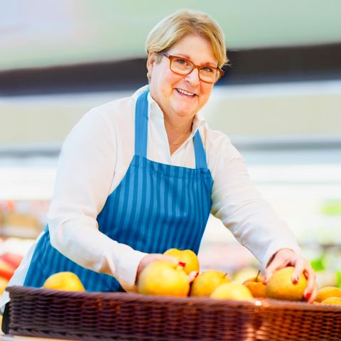 Gegen Lebensmittelverschwendung: Verkäuferin sortiert im Supermarkt Obst