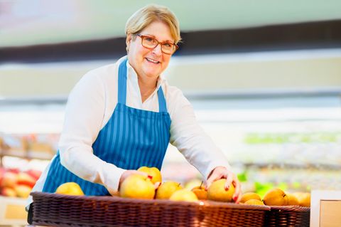Gegen Lebensmittelverschwendung: Verkäuferin sortiert im Supermarkt Obst