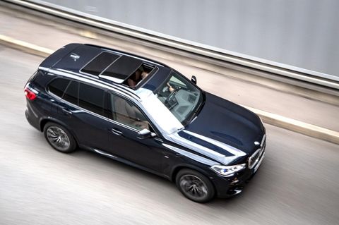 Dunkler BMW SUV während der Fahrt