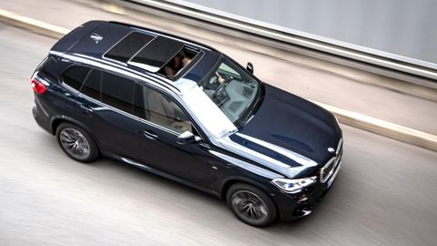 Dunkler BMW SUV während der Fahrt