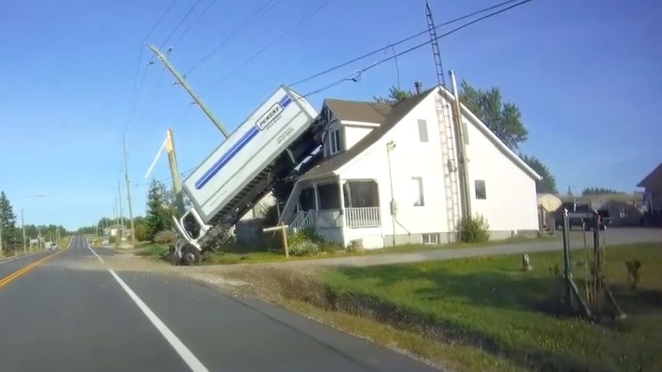 LKW landet auf Hausdach in Kanada