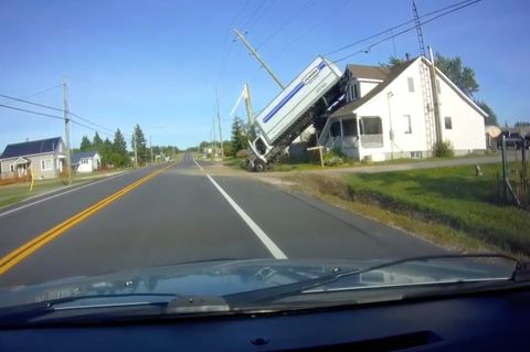LKW landet auf Hausdach in Kanada