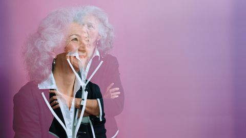 Dr. Hanna Ziegert vor einem lila Hintergrund. Bild ihres Profils, überlagert von einer Aufnahme, bei der sie nach oben blickt. 