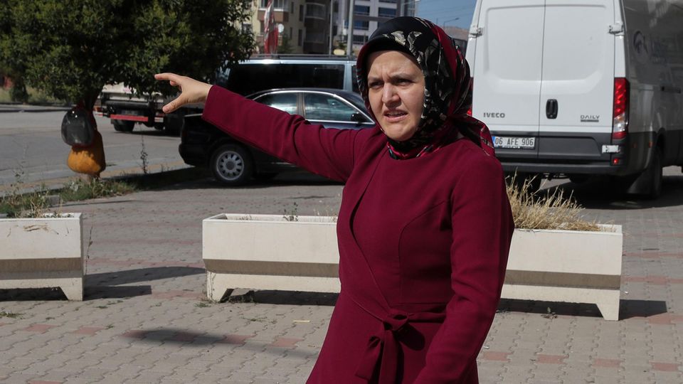 Sümeyye Yilmaz zeigt auf die Stelle, an der ihr Mann zuletzt gesehen wurde Sümeyye Yilmaz zeigt auf die Stelle, an der ihr Mann zuletzt gesehen wurde