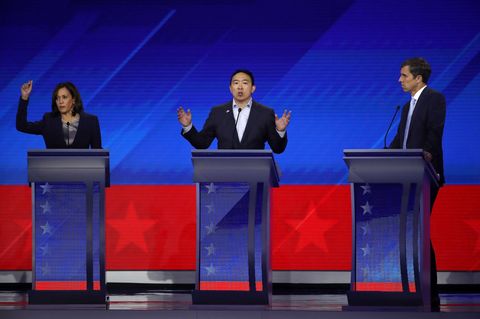 Kamala Harris (v.l.), Andrew Yang und Beto O'Rourke stritten auf der TV-Bühne