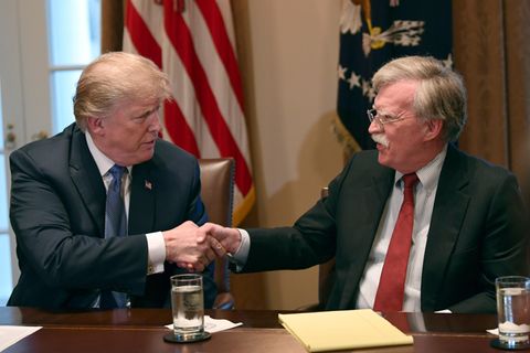 DonaldTrump und John Bolton schütteln sich die Hände