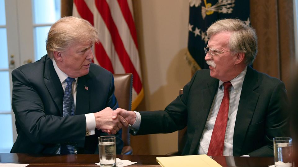 DonaldTrump und John Bolton schütteln sich die Hände