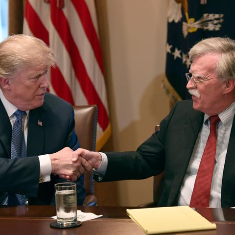 DonaldTrump und John Bolton schütteln sich die Hände