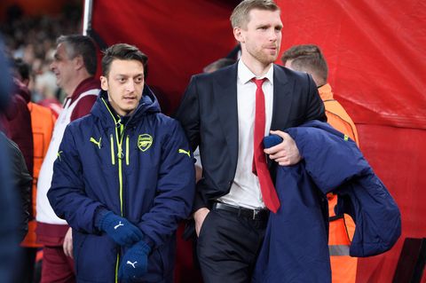 Mesut Özil (l.) und Per Mertesacker im Emirates Stadium des FC Arsenal