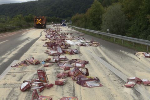 Reis auf Autobahn: Lkw verliert tonnenschwere Ladung bei einem Unfall
