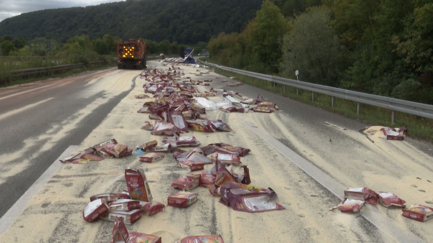 Reis auf Autobahn: Lkw verliert tonnenschwere Ladung bei einem Unfall
