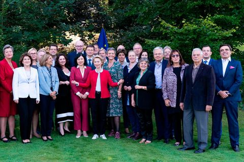 Ursula von der Leyen vor ihrer zukünftige EU-Kommission. Ganz rechts steht Margaritis Schinas