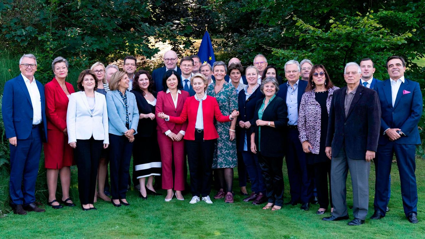 Ursula von der Leyen vor ihrer zukünftige EU-Kommission. Ganz rechts steht Margaritis Schinas