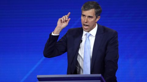Beto O'Rourke gestikuliert entschlossen am Rednerpult während einer TV-Debatte der Demokraten