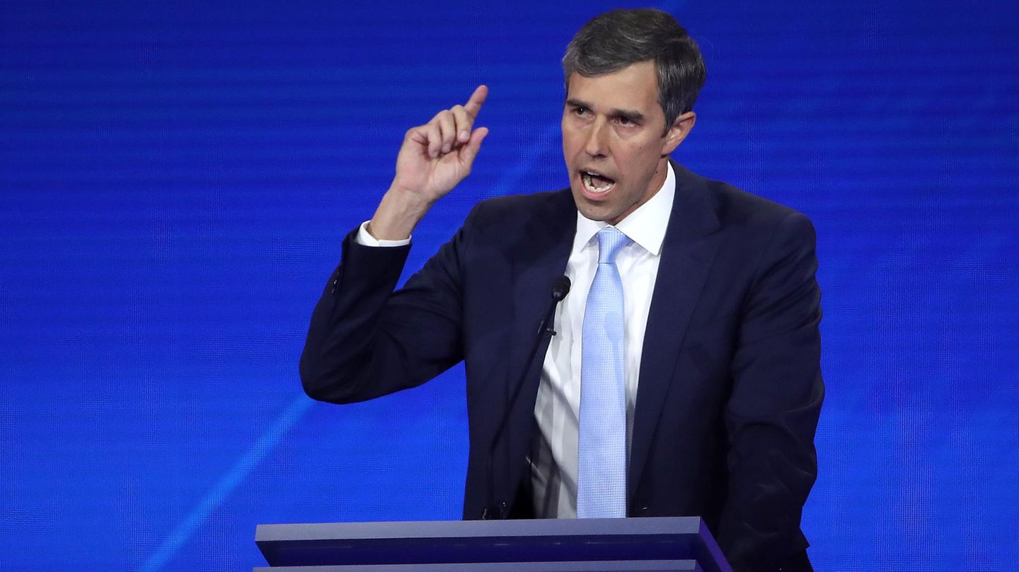 Beto O'Rourke gestikuliert entschlossen am Rednerpult während einer TV-Debatte der Demokraten