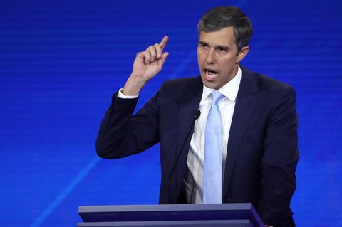 Beto O'Rourke gestikuliert entschlossen am Rednerpult während einer TV-Debatte der Demokraten