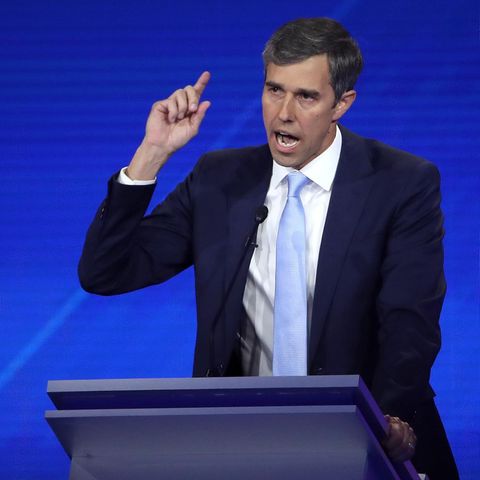 Beto O'Rourke gestikuliert entschlossen am Rednerpult während einer TV-Debatte der Demokraten