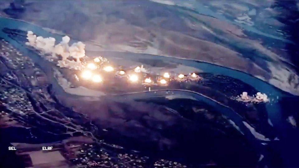 Irak: So sieht es aus, wenn die US-Luftwaffe 36 Tonnen Bomben auf eine IS-Insel wirft Irak: So sieht es aus, wenn die US-Luftwaffe 36 Tonnen Bomben auf eine IS-Insel wirft