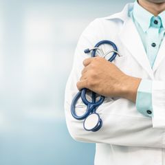 Fallpauschalen-System: Ein Arzt steht in einem Krankenhaus