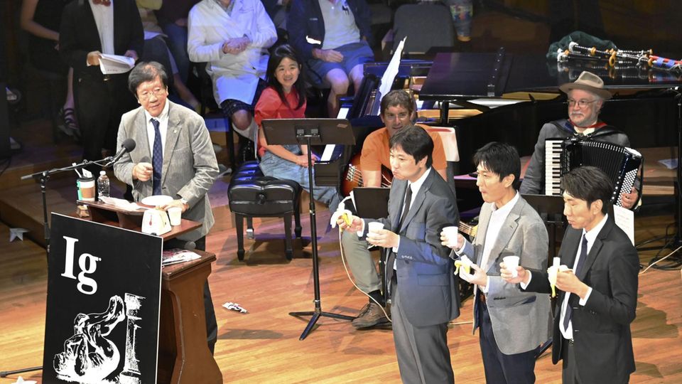 Ein japanischer Forscher und seine erwachsenen Kinder beim Ig-Nobelpreis
