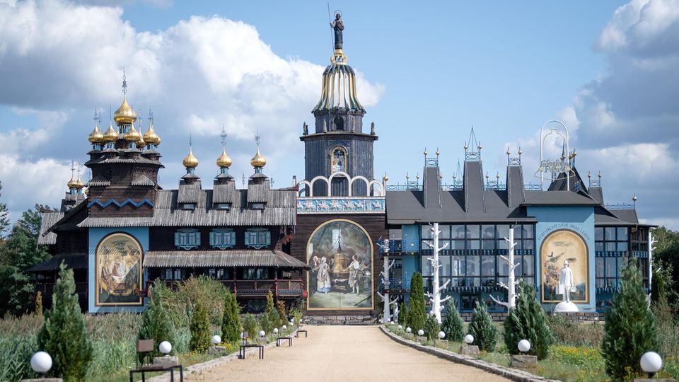 Niedersachsen, Gifhorn: Der aus verschiedenen russischen Holzbaustilen erbaute Glockenpalast.