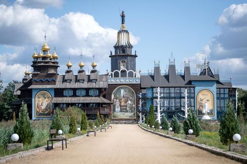 Niedersachsen, Gifhorn: Der aus verschiedenen russischen Holzbaustilen erbaute Glockenpalast.