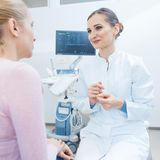 Früherkennung von Brustkrebs: Eine Frau lässt sich von einer Ärztin beraten
