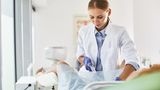 Früherkennung von Gebärmutterhalskrebs: Eine Frau lässt sich von einer Ärztin untersuchen
