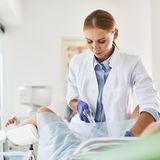 Früherkennung von Gebärmutterhalskrebs: Eine Frau lässt sich von einer Ärztin untersuchen