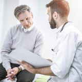 Früherkennung von Prostatakrebs: Ein Mann lässt sich von einem Arzt beraten