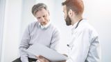 Früherkennung von Prostatakrebs: Ein Mann lässt sich von einem Arzt beraten