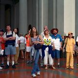 Museumsbesucher aus der Perspektive des Kunstwerks