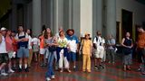 Museumsbesucher aus der Perspektive des Kunstwerks
